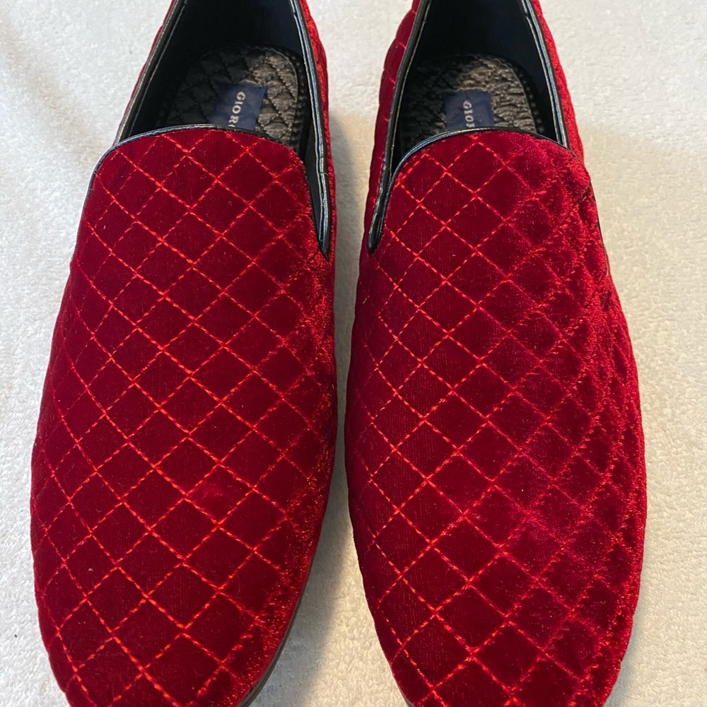 BRAND NEW Super Stylish Men’s Red Velvet Loafers - box 25 - Picture 1 of 6